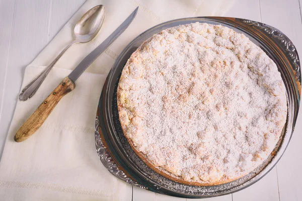 Ev yapımı elma kek pasta pasta tabağı üzerinde yatıyor