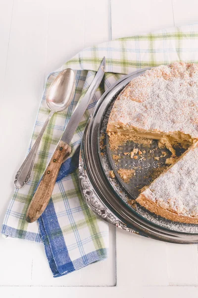 Ein Hausgemachter Apfelkrümelkuchen Liegt Auf Einem Kuchenteller — Stockfoto