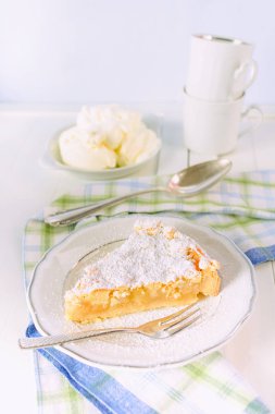 Ev yapımı elma kek pasta bir parça bir plaka üzerinde bir çatal ile yatıyor.