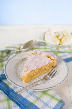 Ev yapımı elma kek pasta bir parça bir plaka üzerinde bir çatal ile yatıyor.