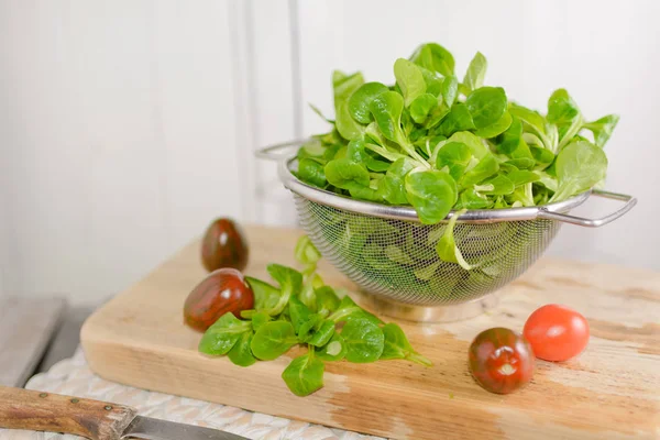 Salada Milho Escorredor Tomates Está Uma Bandeja Madeira — Fotografia de Stock