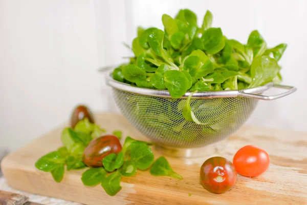 Veldsla Een Vergiet Tomaten Liggen Een Houten Lade — Stockfoto