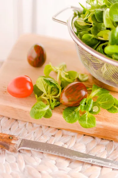 Veldsla Een Vergiet Tomaten Liggen Een Houten Lade — Stockfoto