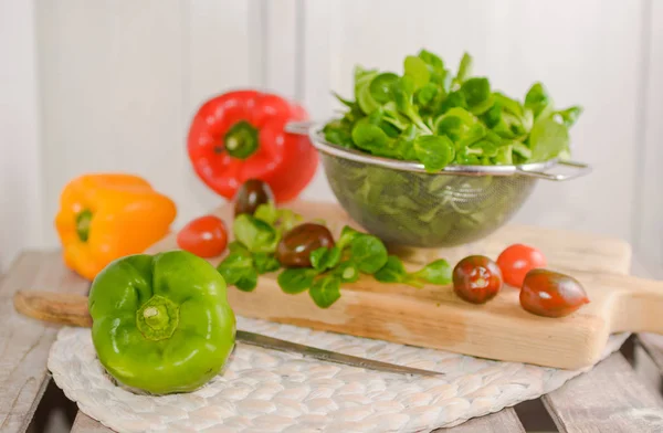Salada Milho Escorredor Pimentão Tomates Está Uma Bandeja Madeira — Fotografia de Stock
