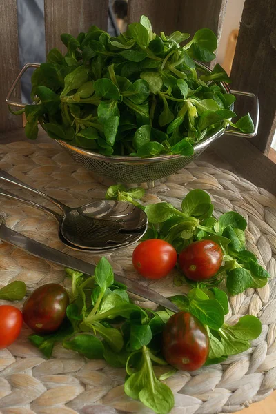 Majs Sallad Ett Durkslag Och Tomater Ligga Trälåda — Stockfoto