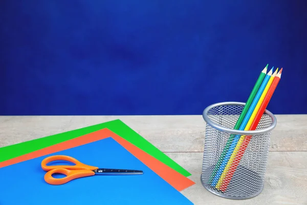 Renkli Kalem Kağıt Üzerinde Beyaz Ahşap Resepsiyon Koyu Mavi Arka — Stok fotoğraf