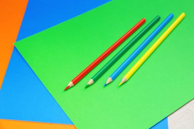 Renkli kalem ve kağıt üzerinde beyaz ahşap resepsiyon ve koyu mavi arka plan resim