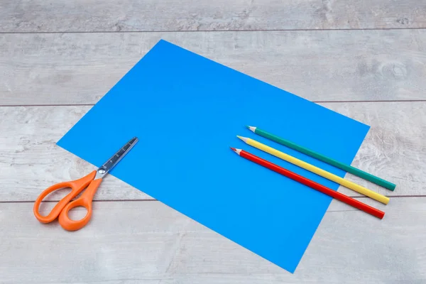 Renkli Kalem Kağıt Üzerinde Beyaz Ahşap Resepsiyon Koyu Mavi Arka — Stok fotoğraf