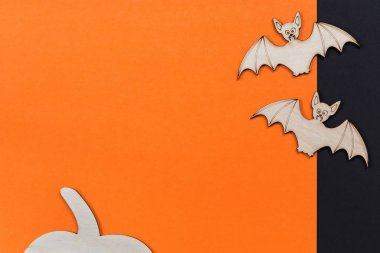 Bunu kendiniz Cadılar Bayramı Balkabağı ve Vampir Yarasalar kesim muhalifler düz renkli bir arka plan üzerinde yatıyordu boya ve fırça ile
