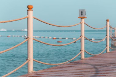 Seaside ahşap iskele mesajlar ve halatlar ile