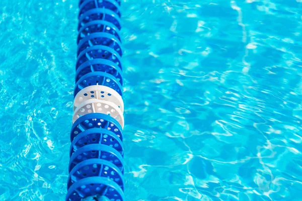 Agua de la piscina con marcador de carril azul —  Fotos de Stock