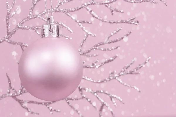 Glänzender Zweig mit rosa Christbaumkugel monochrom mit Schnee, Kopierraum — Stockfoto