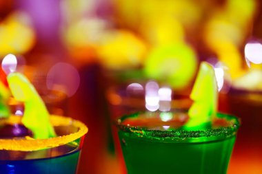 Parlak neon kokteyl bardağı arka plan bulanık