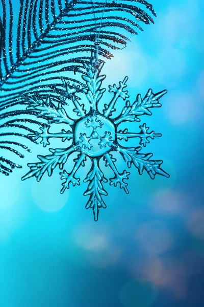 Cristallino Trasparente Fiocco Neve Vetro Ramo Argento Sfondo Bokeh Blu — Foto Stock