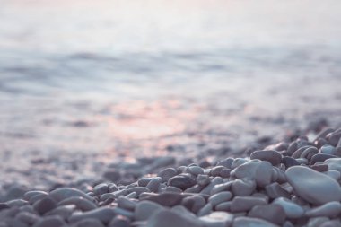 Çakıl taşları ıslak ve sabah deniz kenarında su