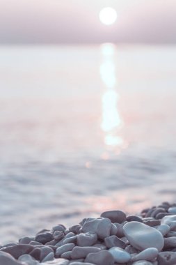 Çakıl taşları ıslak ve sabah deniz kenarında su