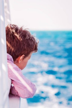 Bir tekne deniz turu zevk bir kırmızı saçlı çocuk. Seyahat hedef ve aile tatil kavramı