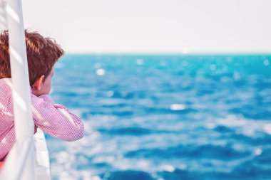 Bir tekne deniz turu zevk bir kırmızı saçlı çocuk. Seyahat hedef ve aile tatil kavramı