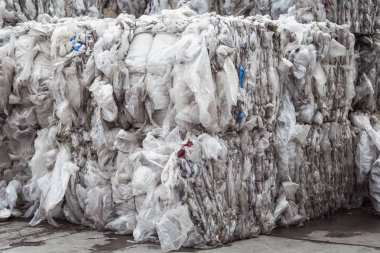 Plastik film yığılmış yığınları atık geri dönüşüm için. Atık yönetimi ve ekoloji çevre koruma