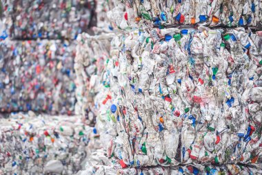 Geri dönüşüm plastik şişe yığılmış yığınları. Atık yönetimi ve envirorment ekolojisi