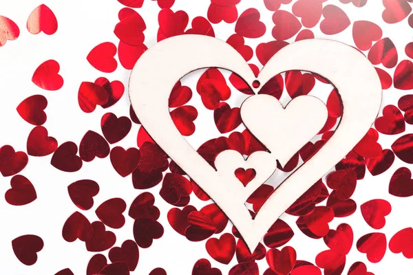 Herzförmiges Geschenk Auf Herzkonfetti Leidenschaft Liebe Und Gefühle Valentins Feier — Stockfoto