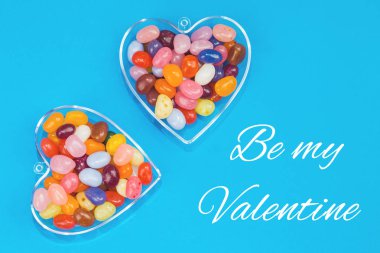 İki kalp şekerler ile mavi arka plan ile benim Valentine mesaj kartı olması. Sevgi ve St Sevgililer günü kavramı düz yatıyordu