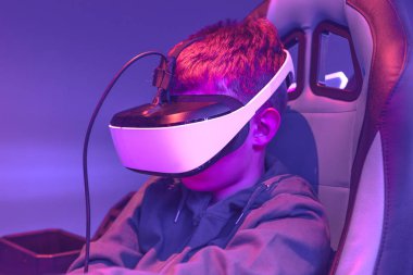 Sanal gerçeklik Merkezi'nde VR kulaklık giyen çocuk