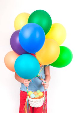 Paskalya renkli demet tutan çocuk sepet ve beyaz arka plan üzerinde izole balon yumurta. Yaratıcı kart kavramı kopya alanı için metin ile
