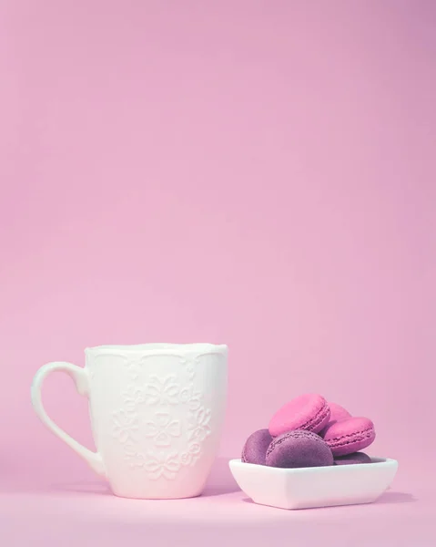 Mehrere Süße Leckere Rosa Macarons Weißer Schüssel Und Weißer Kaffeetasse — Stockfoto