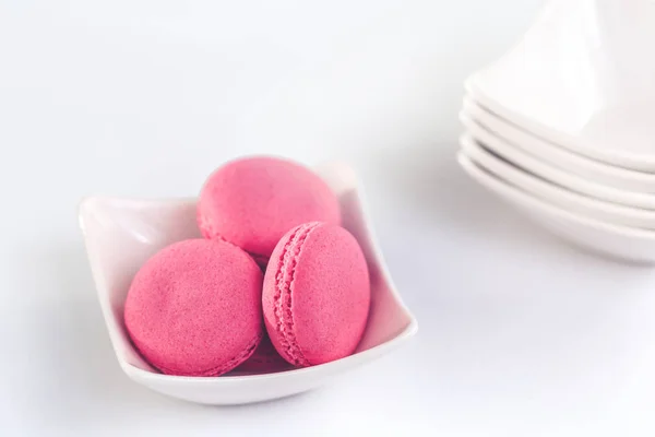 Mehrere Süße Leckere Rosa Macarons Einem Haufen Kleiner Weißer Schalen — Stockfoto