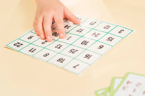 Barn innehar kort med nummer brädspel — Stockfoto