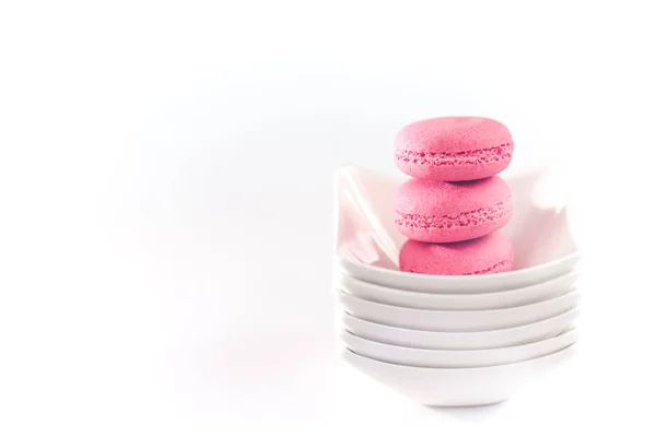 Mehrere leckere rosa Macarons in weißen Schalen — Stockfoto
