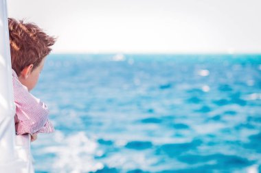 Bir tekne deniz turu zevk bir kırmızı saçlı çocuk. Seyahat hedef ve aile tatil kavramı