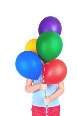 Beyaz arka plan üzerinde izole balonlar renkli demet tutan çocuk. Bayram kutlama veya doğum günü kartı yaratıcı kavramı kopya alanı için metin ile