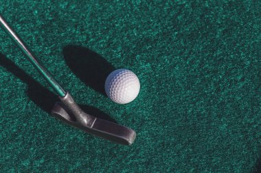 Mini golf iki yönlü atıcı kulübü ve bir top kopya alanı ile yeşil yüzeyi