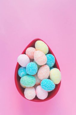 Mutlu Paskalya tebrik kartı küçük yumurta bir yumurta ile düz lay uzayda kopya ile pembe arka plan üzerinde kase şeklinde