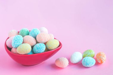 Mutlu Paskalya tebrik kartı küçük yumurta bir yumurta ile kopya alanı ile pembe arka plan üzerinde kase şeklinde