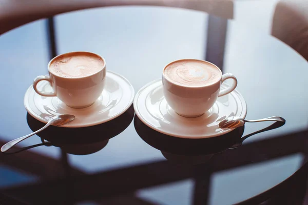 Дві чашки кави-купучіно — стокове фото