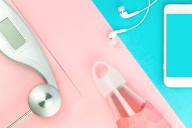 Ölçü birimi teyp su şişesi ve apple ve telefon ile