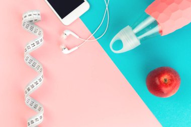 Ölçü birimi teyp su şişesi ve apple ve telefon ile