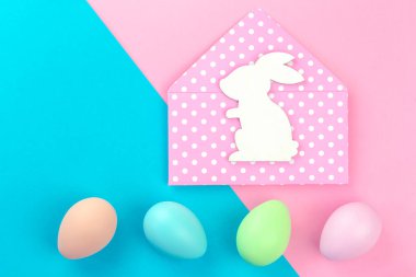 Pembe ve mavi tavşan zarf ile renkli pastel Paskalya yumurtaları