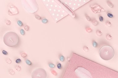 Blogger pastel pembe için şık kadınsı düzen