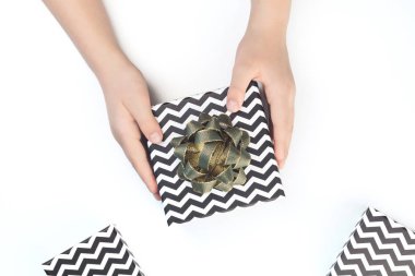 Siyah ve beyaz chevron hediye kutuları ile izole yeşil yay