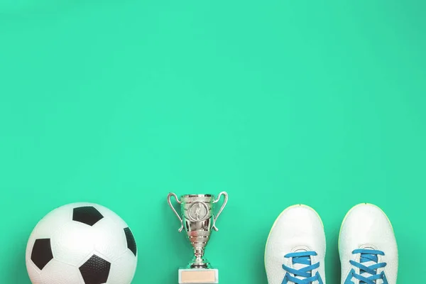 サッカー シューズ、カップとボールをサッカーのコンセプト — ストック写真