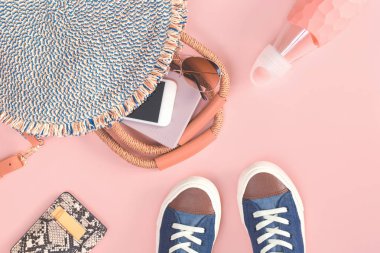 Pembe arka plan üzerinde yaz saman çanta ve çanta