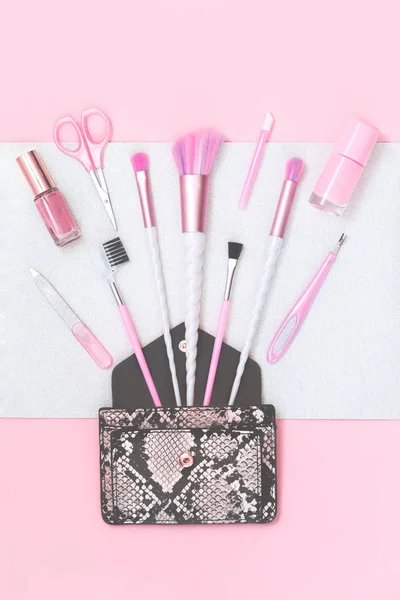 Красота единорога макияж кисти на серебристо-розовый — стоковое фото