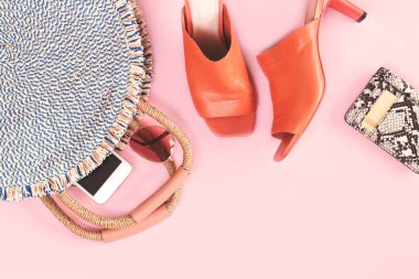 Pembe arka plan üzerinde yaz saman çanta ve çanta
