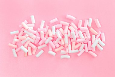 Pembe üzerine beyaz ve pastel pembe lokum..