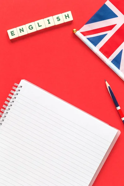 Parola inglese una matita con blocco note governato sul rosso — Foto Stock