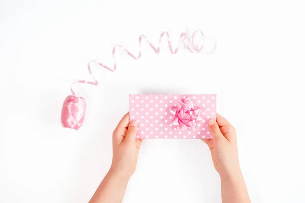 Τα χέρια κρατούν ένα ροζ κουτί δώρου απομονωμένο — Φωτογραφία Αρχείου